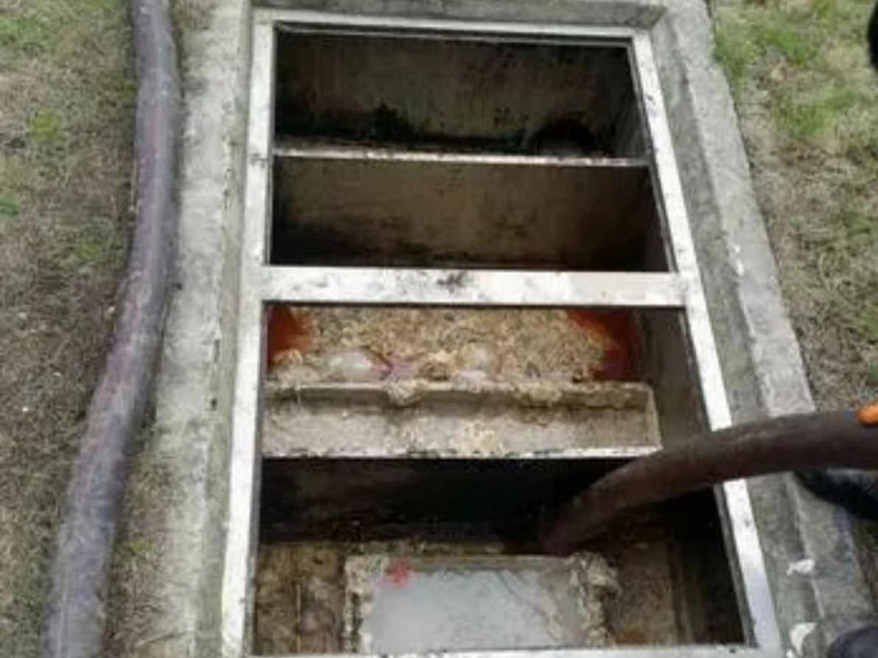 新龙镇隔油池清理