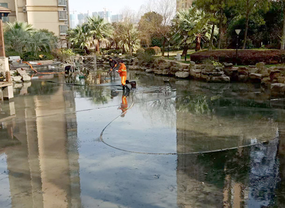 新龙镇景观池淤泥清理