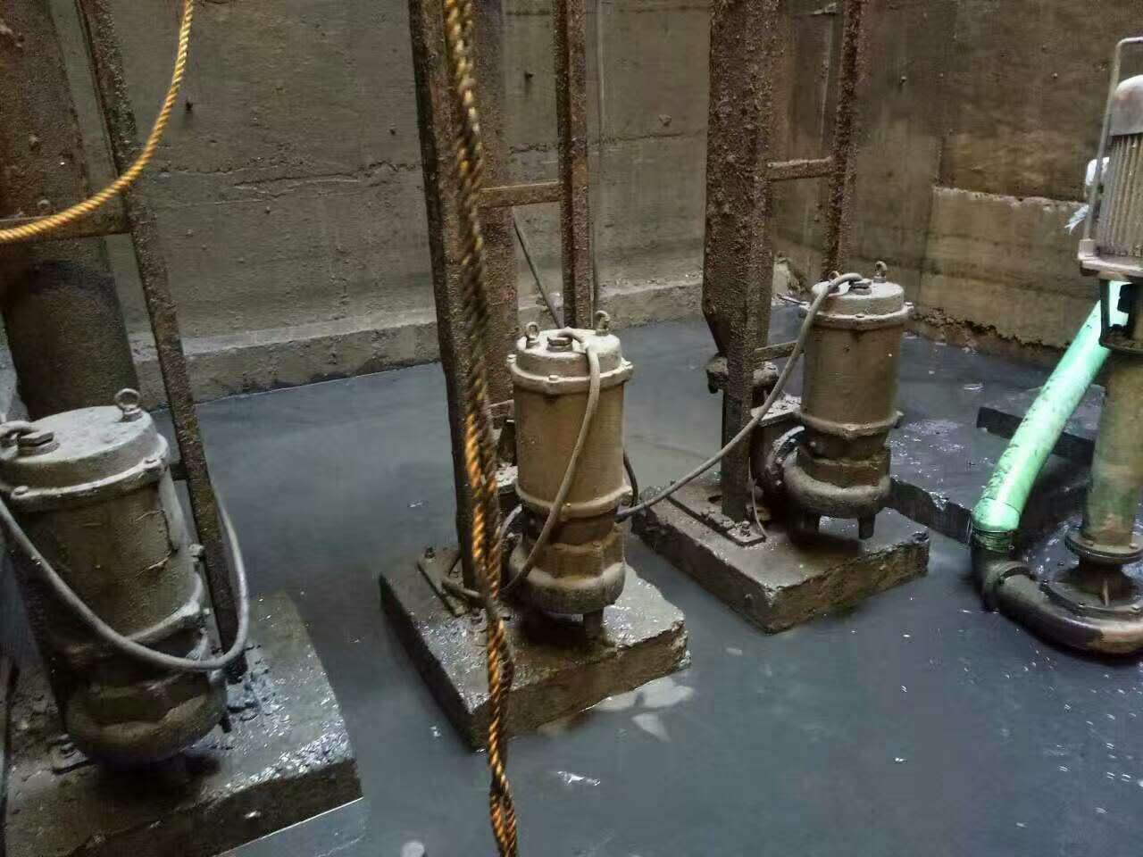 新龙镇污水池清理