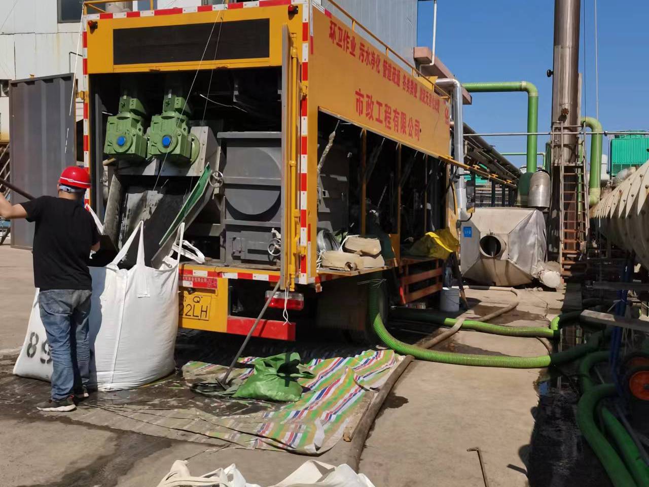 新龙镇淤泥压干处理