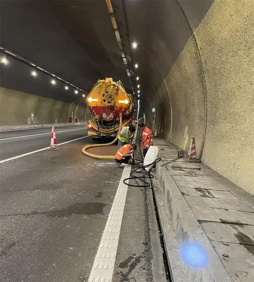 新龙镇隧道排水渠清淤