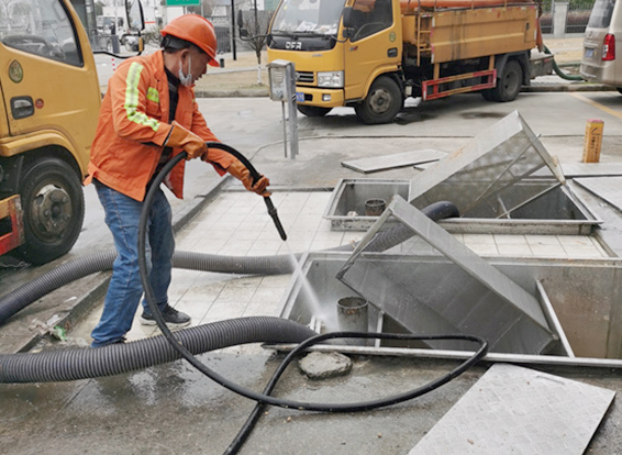 新龙镇隔油池清理